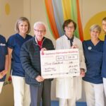 Der ehemalige Bankdirektor Erich Beck spendet 1.000 Euro für die Missio Kinderklinik