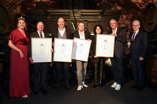 Höchste Auszeichnungen für Winzer im Freistaat Bayern übergeben: Bayerische Staatsehrenpreise für vier fränkische Weingüter