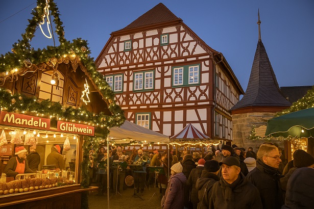 Stimmungsvolles Ambiente auf dem Stadtlauringer Weihnachtsmarkt läutet die Vorweihnachtszeit ein