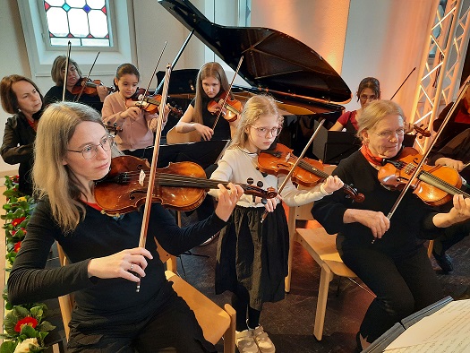 „Eine musikalische Schlittenfahrt“: Zauberhafte Adventszeit dank der Kitzinger Musikschule