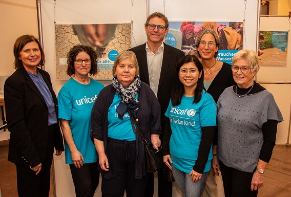 (Kein) Wasser für alle: Oberbürgermeister Martin Heilig eröffnet UNICEF-Ausstellung im Oberen Foyer