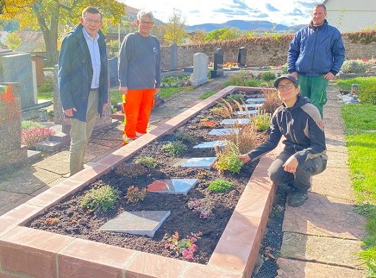 Mit Einfassung aus heimischem Sandstein: Neues Urnenfeld auf dem Friedhof in Obererthal