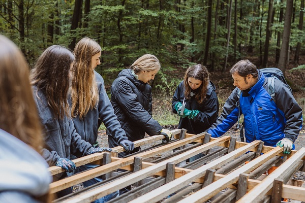 Klassenzimmer Wald: Abiturienten tauschen Bücher und Stifte gegen Arbeitshandschuhe und Werkzeug