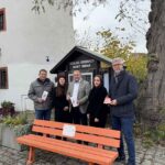 Ein leuchtendes Beispiel gegen Gewalt an Frauen: Orange Wanderbank des Landkreises Würzburg steht nun in Rimpar