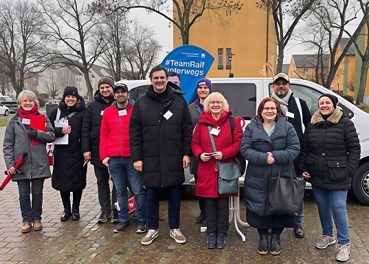 Infostand und ein „Miteinander im Advent“ am Berliner Platz: Ralf Hofmann und sein Team sind unterwegs am Bergl