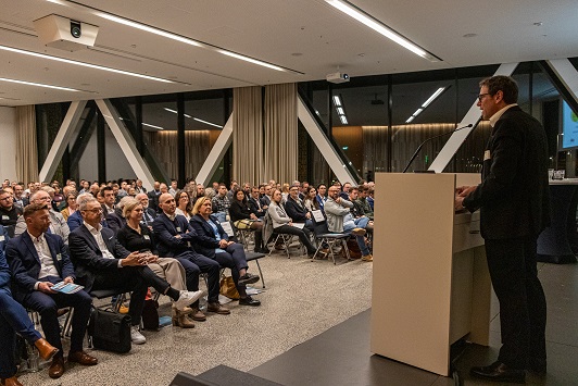 Der 8. Würzburger Wirtschaftsdialog 2025: Nicht in Panik geraten, Innovationen bringen voran