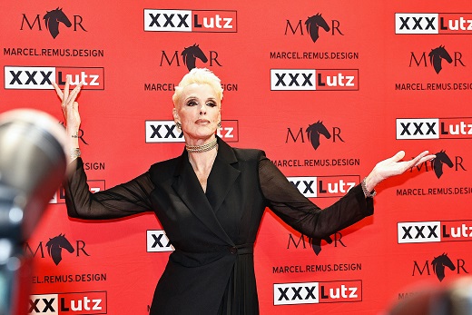 Roter Teppich beim Möbelhaus mit dem Roten Stuhl: Top-Stars wie Brigitte Nielsen, Bruce Darnell oder Sonya Kraus bei XXXLutz