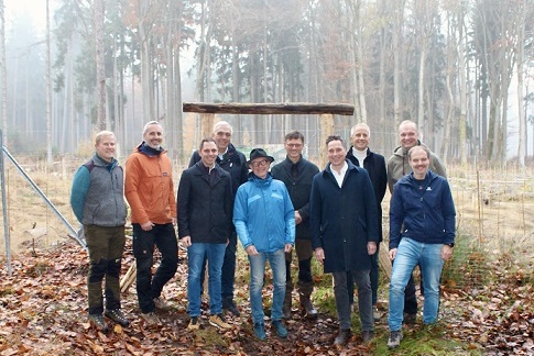 Zukunftswald bei Lohr am Main: Raiffeisen-Stiftung für Main-Spessart spendet 12.500 Euro