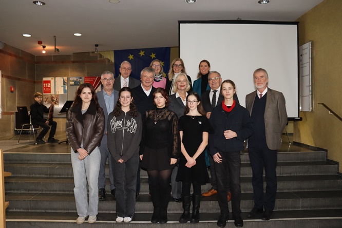 Der 72. Europäischer Wettbewerb unter dem Motto „Europa? Aber sicher!“ Ausstellung prämierter Werke aus Unterfranken im Foyer der Regierung von Unterfranken