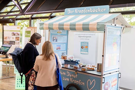 Regionalmanagement präsentiert das Erfolgsrezept Innenentwicklung: Das Krapfenbäcker-Infomobil war auf dem Kongress der bayerischen Flächensparoffensive zu Gast