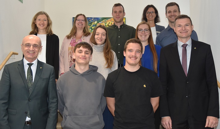 Ausbildung erfolgreich abgeschlossen: Landrat Wilhelm Schneider gratuliert Nachwuchskräften zur bestandenen Prüfung