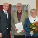 Ein großes Herz für seine Heimat: Landrat Wilhelm Schneider zeichnet Edwin Stößlein aus Bischofsheim mit dem Ehrenzeichen des Bayerischen Ministerpräsidenten aus