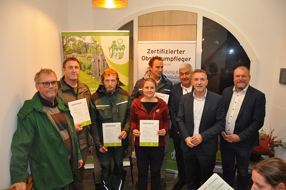 Sieben Teilnehmer aus dem Landkreis Haßberge haben sich zum zertifizierten Obstbaumpfleger ausbilden lassen