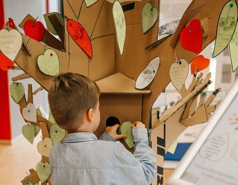 Zukunftsideen für eine nachhaltige Region: Über 130 Blätter ließen den Zukunftsbaum im Haßfurter Bibliotheks- und Informationszentrum erblühen