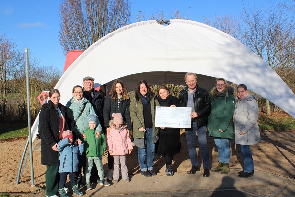 Nach einem Theaterspiel am St. Martins-Tag: Spende von 390 Euro an den Kindergarten Marienau