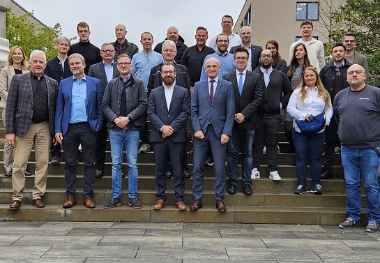 Stifter zu Gast im Technologiezentrum Haßfurt: Einblick in Forschung und Zukunft der Kunststofftechnik und Wellrohrproduktion