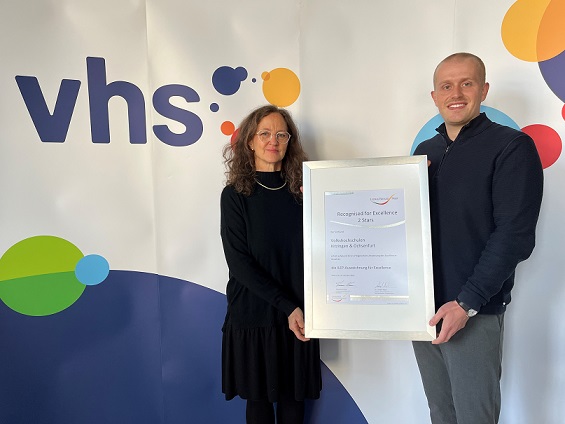 „Excellence 2 Stars“: vhs Kitzingen & Ochsenfurt erreichen ILEP-Zertifizierung