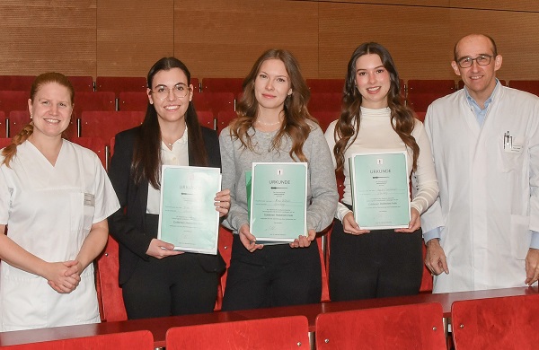 Würzburger Zahnmedizin-Studentinnen gelangen preiswürdige Wurzelkanalbehandlungen