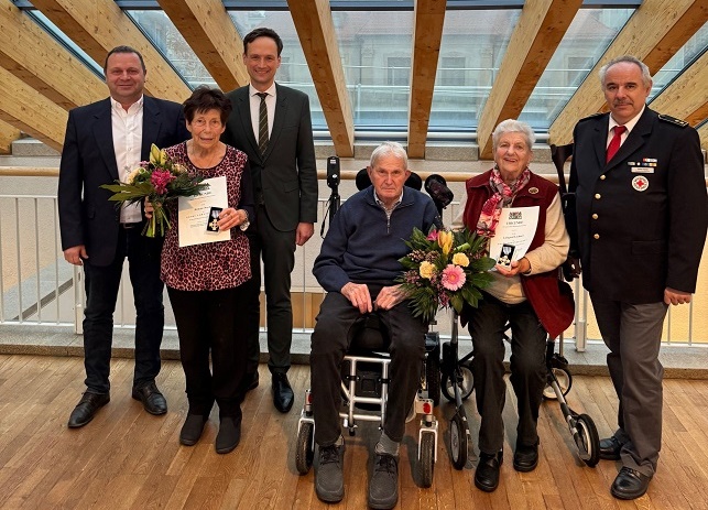 50-jähriges ehrenamtliches Engagement für das Bayerische Rote Kreuz gewürdigt: Luitgard Lechner und Renate Nacke erhalten staatliche Auszeichnung von Landrat Florian Töpper