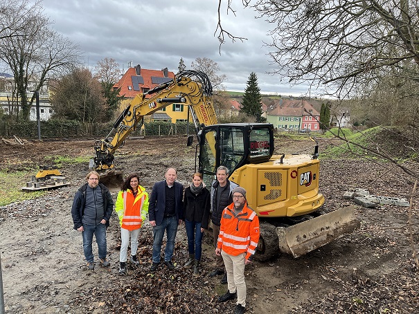 Und wieder rollen die Bagger: Die Optimierung und Verschönerung des Geländes rund um das Bahnhofsgebäude geht weiter