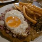 Essen wie Gott in Franken: Jäger- und Bauernschnitzel beim Brauer Wolf in Rüdenhausen