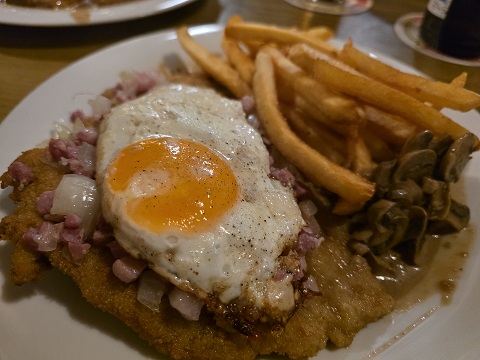 Essen wie Gott in Franken: Jäger- und Bauernschnitzel beim Brauer Wolf in Rüdenhausen