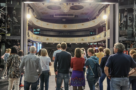 Ein Blick die Bühne und die Werkstätten zu „Tartüff“ im ETA Hoffmann Theater