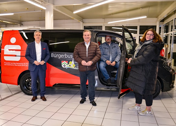 Mit der Gemeinde Aidhausen mobil: Sparkasse Schweinfurt-Haßberge spendet für „Bürgerbus“