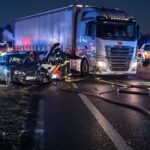 Polizei und Feuerwehr im Einsatz: Nach einem Verkehrsunfall war die B22 über zwei Stunden gesperrt