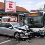 Bei einem Zusammenstoß zwischen Linienbus und Pkw wird zum Glück iemand verletzt, aber rund 20.000 Euro Schaden