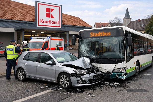 Bei einem Zusammenstoß zwischen Linienbus und Pkw wird zum Glück iemand verletzt, aber rund 20.000 Euro Schaden
