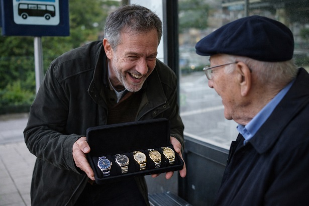 Trickbetrug; Unbekannter bietet einem 84-Jährigen wertlose Uhren als Pfand an – und der willigt ein