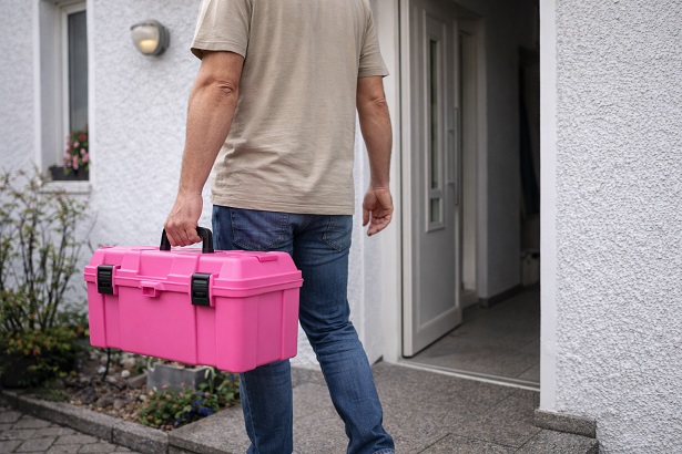 Bei einem Einbruch in ein Einfamilienhaus entwendet der Täter einen rosa Werkzeugkasten