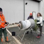 Vom Schreibtisch zur Kettensäge: Landrat Thomas Eberth unterstützt Freiwillige Feuerwehr Gerbrunn beim Christbaumverkauf