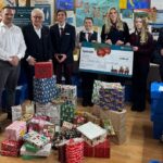 DB-Azubis engagieren sich als „Wunscherfüller:innen“: 1000 Euro Spende und 40 Geschenke für bedürftige Kinder in Schweinfurt