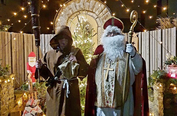 Am Vorabend des 6. Dezember zogen beide durch die Straßen und Gassen: Der Dorf-Nikolaus und sein treuer Gefährte waren wieder unterwegs