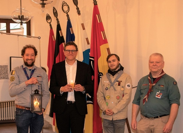 Ein Funke Mut: Pfadfinder überbringen Oberbürgermeister Heilig das Friedenslicht aus Bethlehem