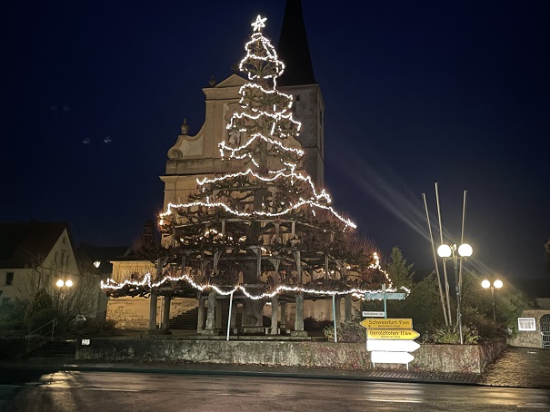 Illumination im Zweijahresrhythmus: Die Grettstadter Weihnachtslinde im Lichterglanz
