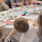 Von Pappbechern zu Rentieren: Bastelaktion der THWS im Kinderschutzbund Schweinfurt