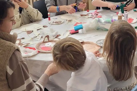 Von Pappbechern zu Rentieren: Bastelaktion der THWS im Kinderschutzbund Schweinfurt