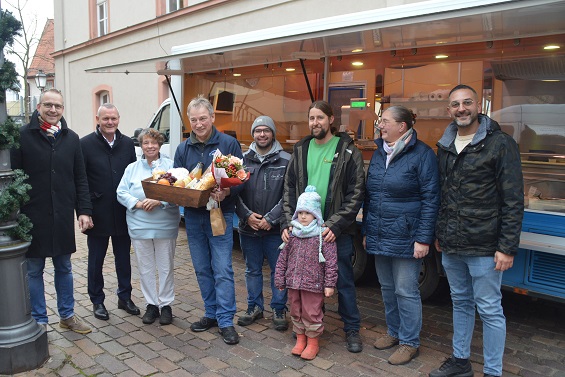 Hartmut Hoh sagt Tschüss: Der Fischstand-Betreiber wurde beim Grünen Markt am Marktplatz von Marktheidenfeld feierlich verabschiedet