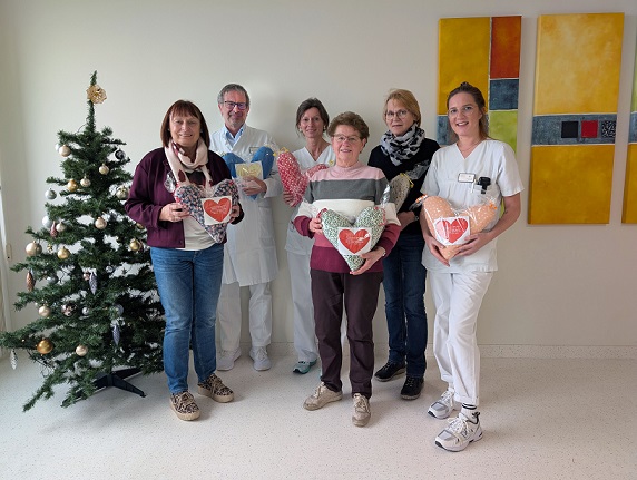 Herzkissen für das Brustzentrum des Leopoldina-Krankenhauses: Landfrauen aus Bad Kissingen setzen seit 13 Jahren ein Zeichen der Mitmenschlichkeit