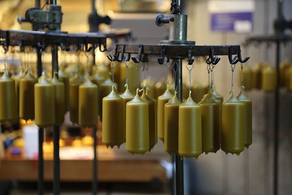 „Alle Kerzen brennen am Ende für den lieben Gott“: In der Wachswarenfabrik Theodor Schenk werden seit 275 Jahren Kerzen für Kirchen und Christbäume hergestellt