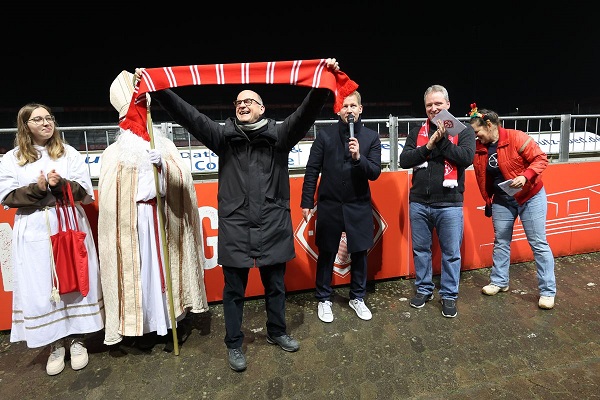 Bischof Dr. Franz Jung ist jetzt Ehrenmitglied: Knapp 1000 Personen beim Weihnachtssingen der Würzburger Kickers