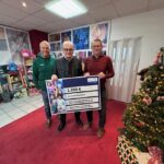 Alexander Waldmann von der Allianz spendete 1200 Euro für das Weihnachtshaus der Schweinfurter Kindertafel