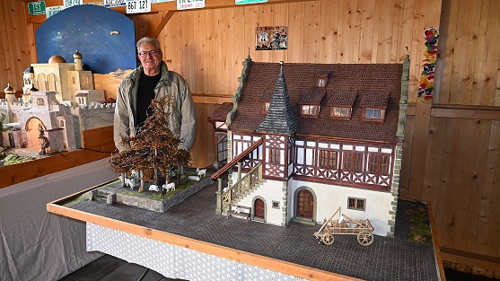 Wilfried Funke baut besondere Weihnachtskrippen: Lebensstationen liefern die architektonischen Kulissen