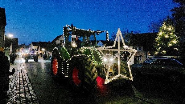 So war die Lichterfahrt von Traktoren in Oberschleichach drei Tage vor Heiligabend – BILDER & FILM!