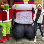 Bilder machen mit dem großen Nikolaus und dem Grinch: Dafür sammelt die Main-Bar samstags Spenden für die Kindertafel