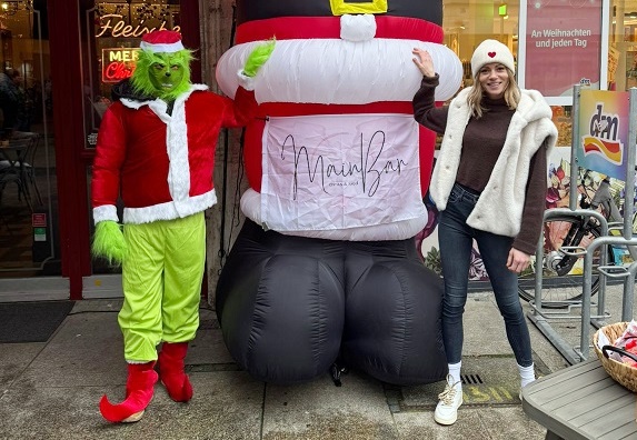 Bilder machen mit dem großen Nikolaus und dem Grinch: Dafür sammelt die Main-Bar samstags Spenden für die Kindertafel