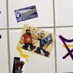 Personen beim Anbringen von Stickern beobachtet: 16-Jähriger festgenommen, zwei weitere sind flüchtig